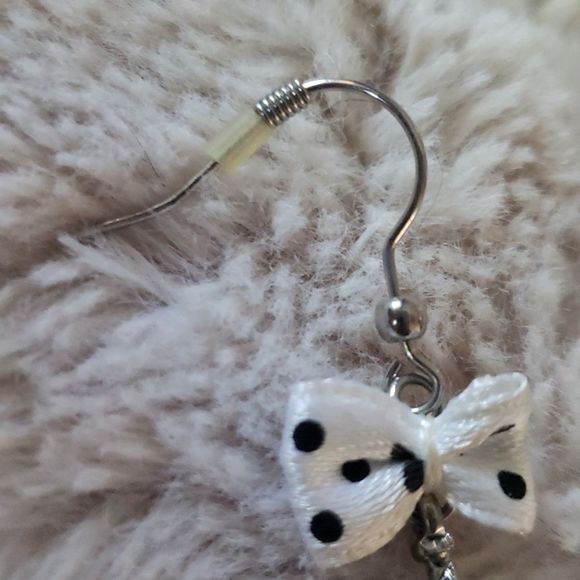 🤍 Eiffel Tower Drop Earrings with Polka Dot Bow - Picture 3 of 4